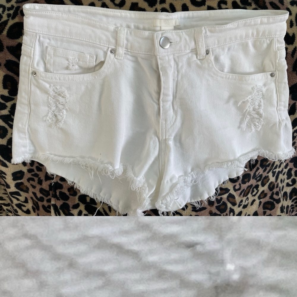 H&M White Distressed Denim CUTOFF Style JEAN SHORTS Size 6